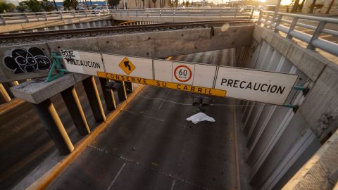 Muere una persona al caer del distribuidor vial en Mexicali
