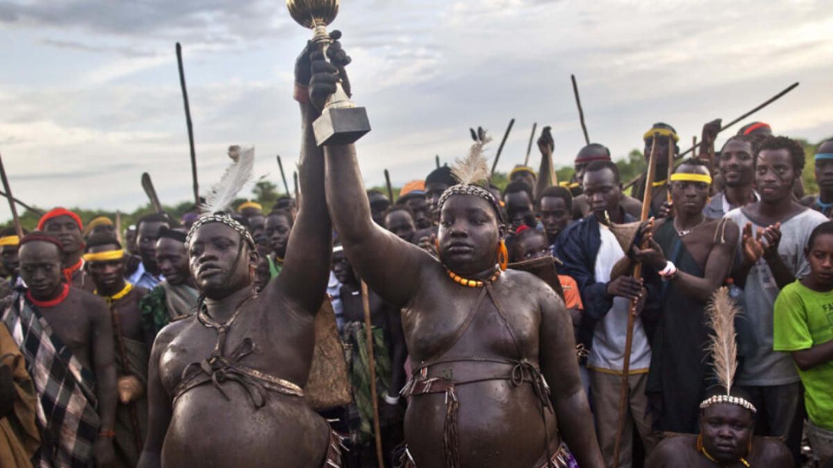 Bodi: la tribu de África donde los hombres compiten por ser el más gordo.