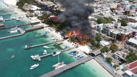 Fuerte incendio en Islas Mujeres consume una decena de establecimientos
