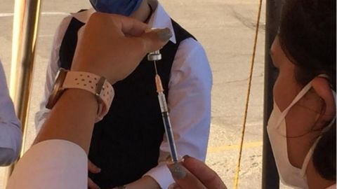 Sigue vacunación anti-covid 19 para adultos mayores en BC