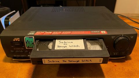 Mujer no devolvió película VHS que rentó hace 20 años; policía la busca