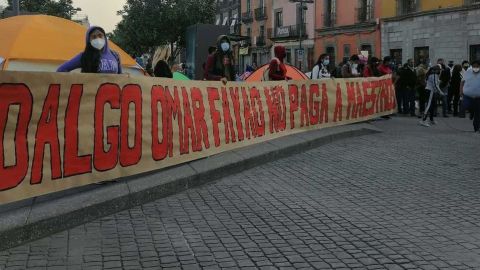 Docentes de Hidalgo protestan en Palacio Nacional; exigen pagos atrasados