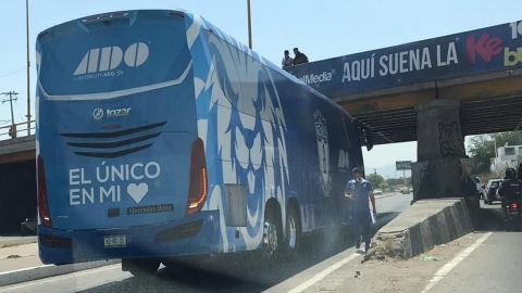 Autobús de Pachuca se atora en puente a su llegada a San Luis