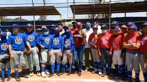 Lanza Marina del Pilar primera bola en campos de béisbol infantil de Tijuana