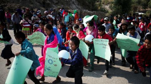 Niños marchan en Guerrero para exigir seguridad al Presidente