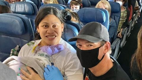 Mujer da a luz durante vuelo a Hawái; no sabía que estaba embarazada