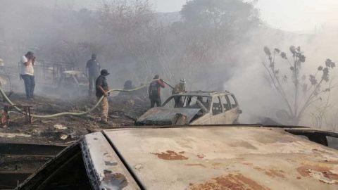 Incendio consume más de 150 autos en un corralón de Chilpancingo