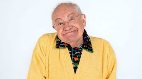 Eduardo Manzano seguirá hospitalizado, confirma esposa del actor