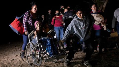 Abuelita de 93 años cruzó la frontera de EEUU y México en silla de ruedas