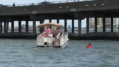 Hombre salta de un puente para rescatar a una bebé de una bahía en EU