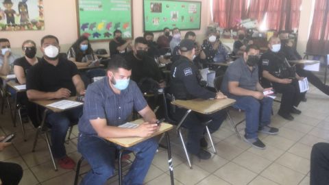 Vacunan a policías municipales de Ensenada
