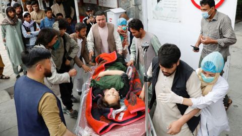 Explosiones en una escuela de Afganistán deja al menos 55 muertos