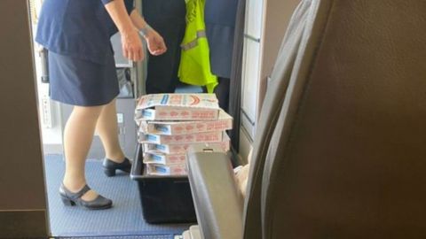 ¡Que servicio! Piloto pide pizza para todos los pasajeros de un vuelo retrasado
