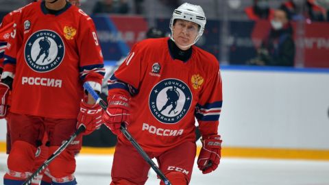 Vladimir Putin, presidente de Rusia, participa en partida de hockey