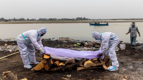 Hallan 40 cadáveres de posibles víctimas de covid-19 en río Ganges de la India