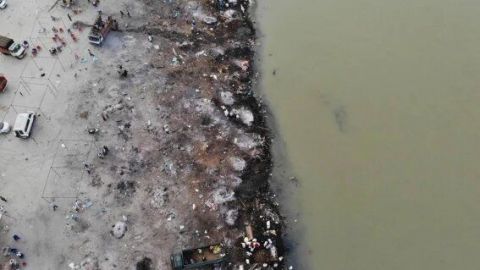 Siguen apareciendo cuerpos de víctimas de COVID-19 en río de la India