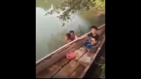 Sujeto se baña desnudo con niña de 7 años en río de Tabasco y lo confrontan