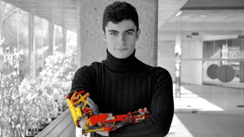 Joven crea su prótesis con piezas 'Lego'; fabrica más para los niños del mundo