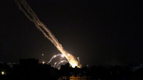 Israel dispara sobre Gaza y continúan los ataques palestinos con cohetes