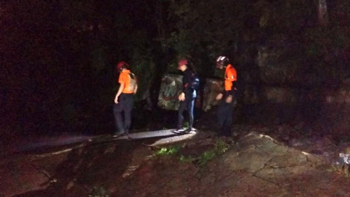 Rescatan a dos hombres y una mujer en el Cerro de la Silla