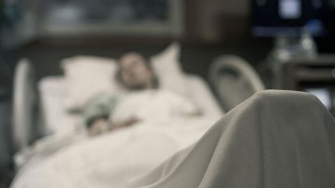 Detienen a enfermero por abusar de una paciente 24 horas antes de morir