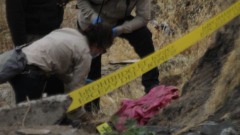 Encuentran cuerpos atados y restos humanos en un predio abandonado de un cerro