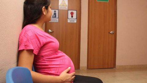 Falta evidencia de que vacunas sean seguras para adolescentes embarazas: Ssa