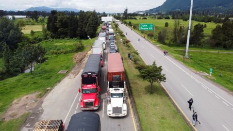 Presidente de Colombia ordena desbloquear carreteras en medio de protestas