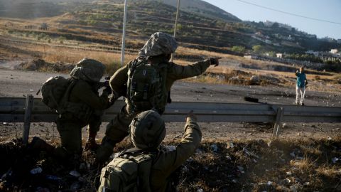 Miles de palestinos huyen de ataques de Israel