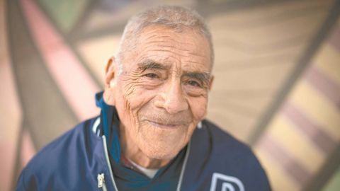 Don Felipe, a nada de graduarse a los 84 años como ingeniero; seguirá estudiando