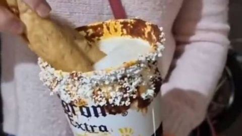Crean micheladas de mole con flautas de pollo