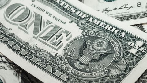 Dólar cierra cerca de los 20 pesos tras comentarios de AMLO sobre Banxico