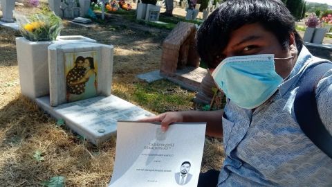 Enfermero cumple promesa y lleva su título universitario a la tumba de sus papás
