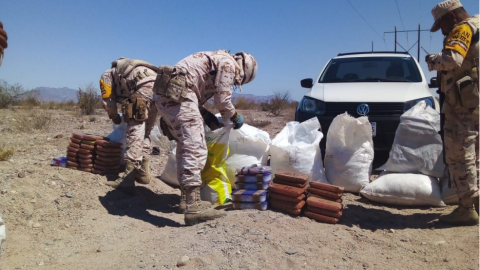 Ejército Mexicano decomisa dos autos y más de mil gramos de drogas en Mexicali