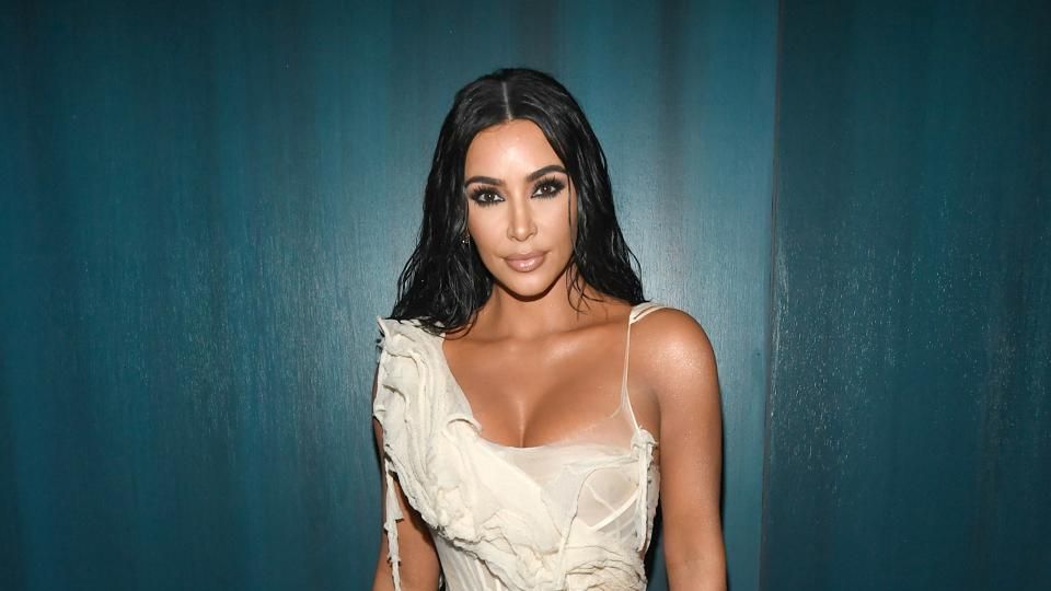 Kim Kardashian presume silueta 'irreal' con lencería neón