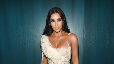 Kim Kardashian presume silueta 'irreal' con lencería neón