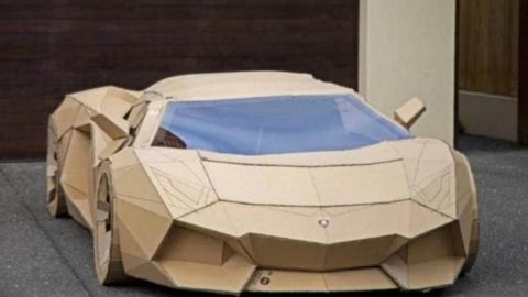 Youtuber crea Lamborghini de cartón, lo subastó y donó el dinero