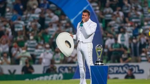 Pablo Montero se equivoca al cantar el Himno Nacional en la final de la Liga MX