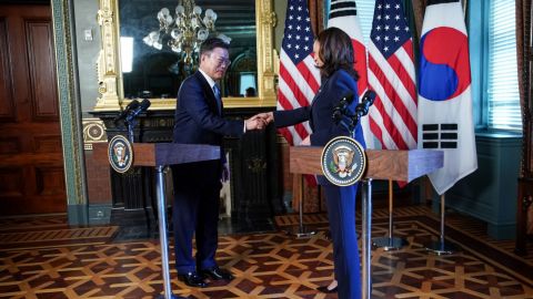 Kamala Harris se limpia la mano tras saludar al presidente de Corea del Sur