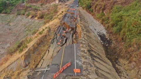 En Michoacán, colapsa tramo carretero en la autopista Siglo XXI