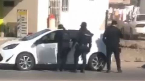 Policías de Sinaloa bajan de auto a mujer; se llevan a ella y al auto