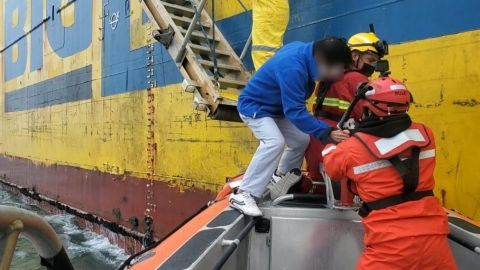 Personal naval realiza evacuación médica de paciente