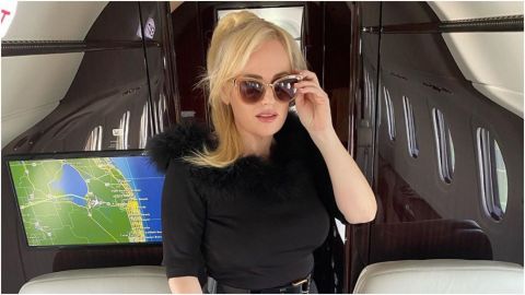 Rebel Wilson se luce con traje de baño en la playa tras perder 30 kilos