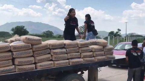 Candidata de Morena regala y destruye bolsas de cemento en Chiapas