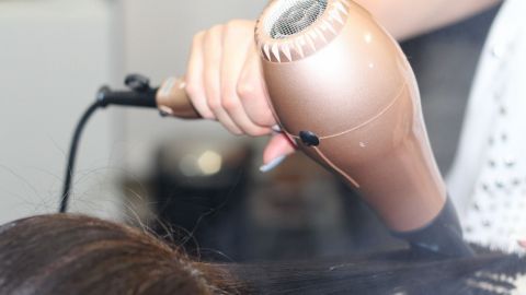 Profeco exhibe marcas de secadoras para cabello con menor eficiencia