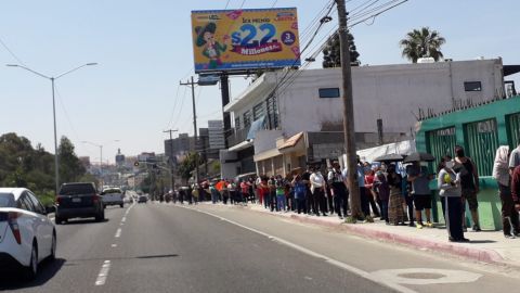 Largas filas para vacunarse en la Preparatoria Federal Lázaro Cárdenas