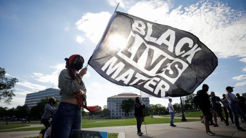 Policía asesina a afroamericano en Minneapolis; caso desata protestas en EU