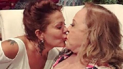 Silvia Pinal publica foto besando en la boca a Alejandra Guzmán