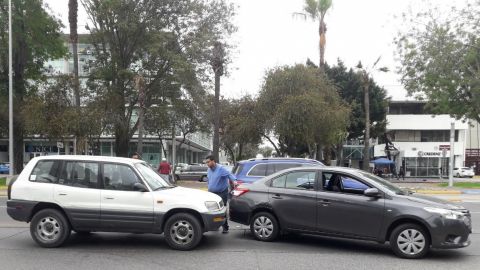 Chocan dos vehículos en Zona Río
