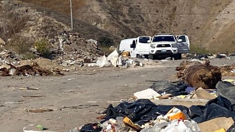 Abandonan maleta con restos humanos en un basurero clandestino